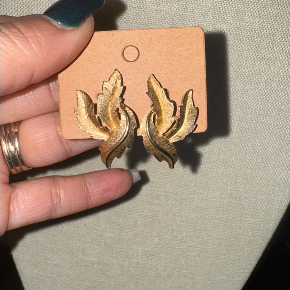 Vintage Crown Trifari Clip on Earrings